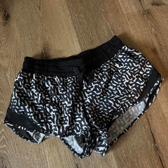 Lululemon Black‎ White Print Hotty Shorts Size 6 - Picture 2 of 5